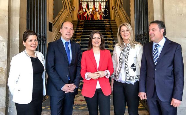 Elisabeth Ochoa de Eribe, Miguel Garnica, Leticia Comerón, Ainhoa Domaica y Alfredo Iturricha.