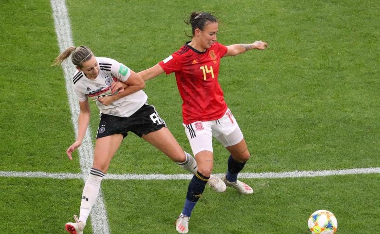 Virginia Torrecilla (d) disputa un balón durante el partido ante Alemania.