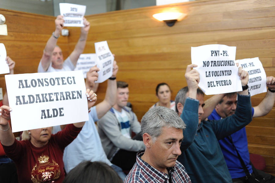 Asistentes muestran carteles contra el pacto PNV-PSE en presencia de Oskar Matute, diputado de Bildu en el Congreso.