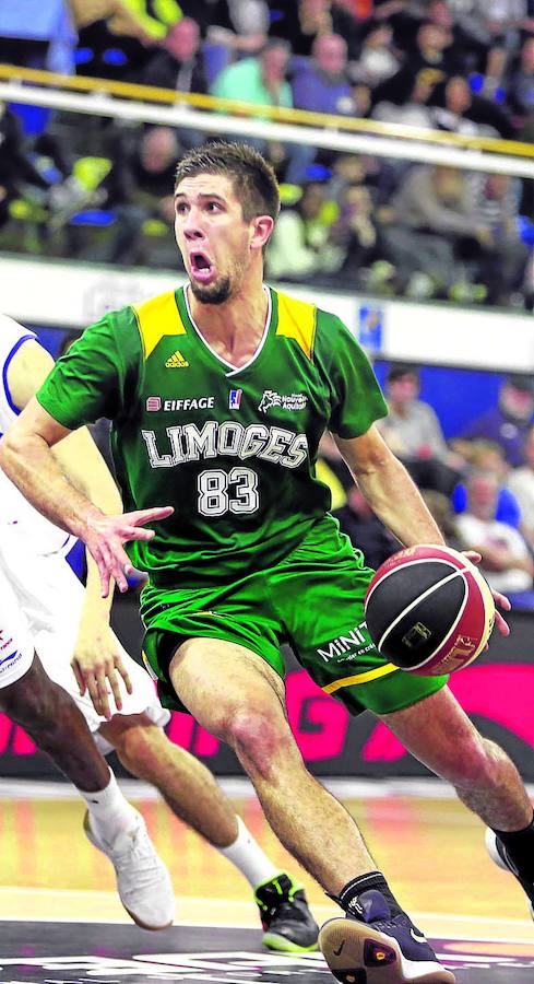 Boutelli nació en Roanne (Francia). Tiene 24 años. 