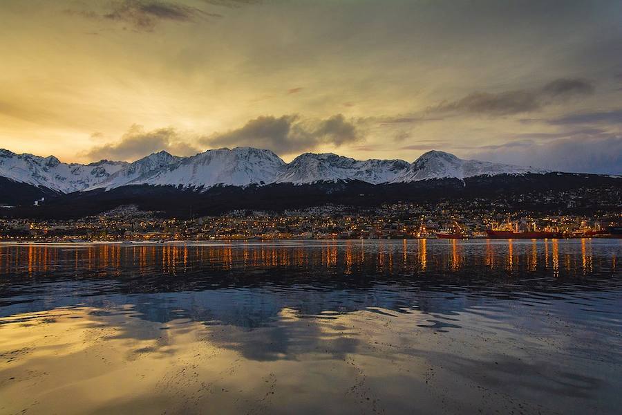 LA MÁS AUSTRAL | Son dos las ciudades que 'pelean' por ostentar el calificativo de "encontrarse en el fin del mundo". La primera es Ushuaia, ubicada a orillas del Canal de Beagle, en Argentina. Está a 3.200 kilómetros al sur de Buenos Aires, en el extremo meridional del continente americano, y a menos de 1.000 kilómetros de la Antártida.