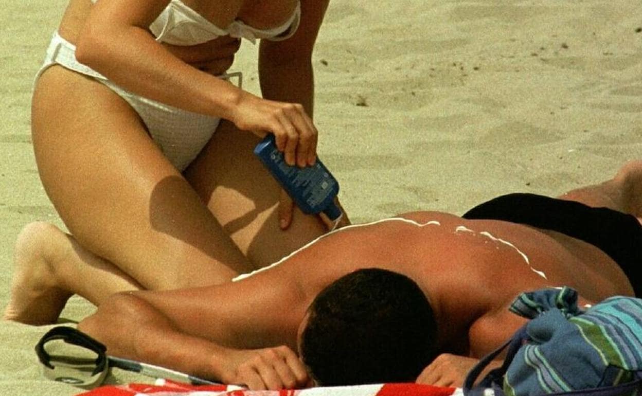 Los primeros baños de sol son peligrosos para la piel si ésta no se protege.
