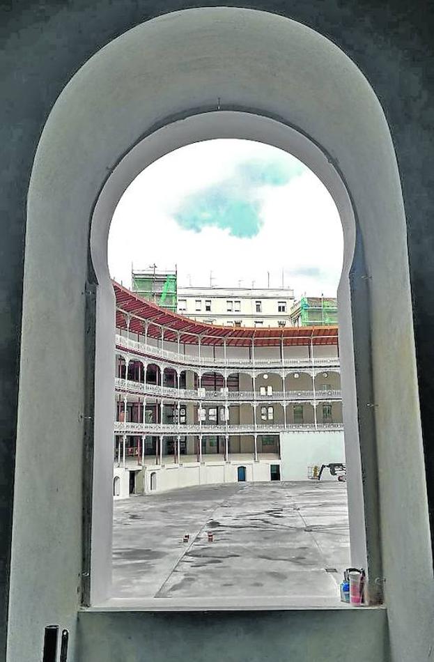 Vista de los graderíos del frontón tras su restauración.