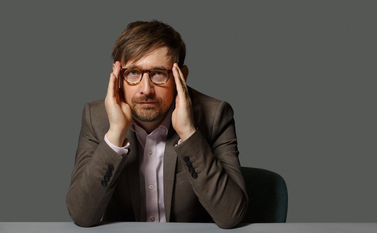 Neil Hannon, en una foto promocional de su álbum más reciente.