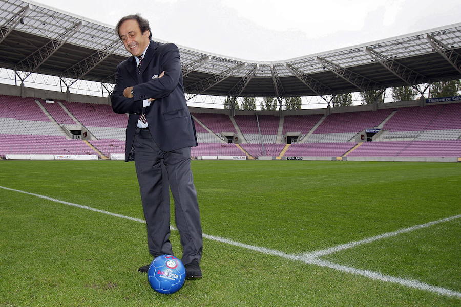 Platini, presidente de la UEFA, posa junto a un balón en el césped del estadio de Ginebra, uno de los escenarios de la Eurocopa de fútbol 2008.