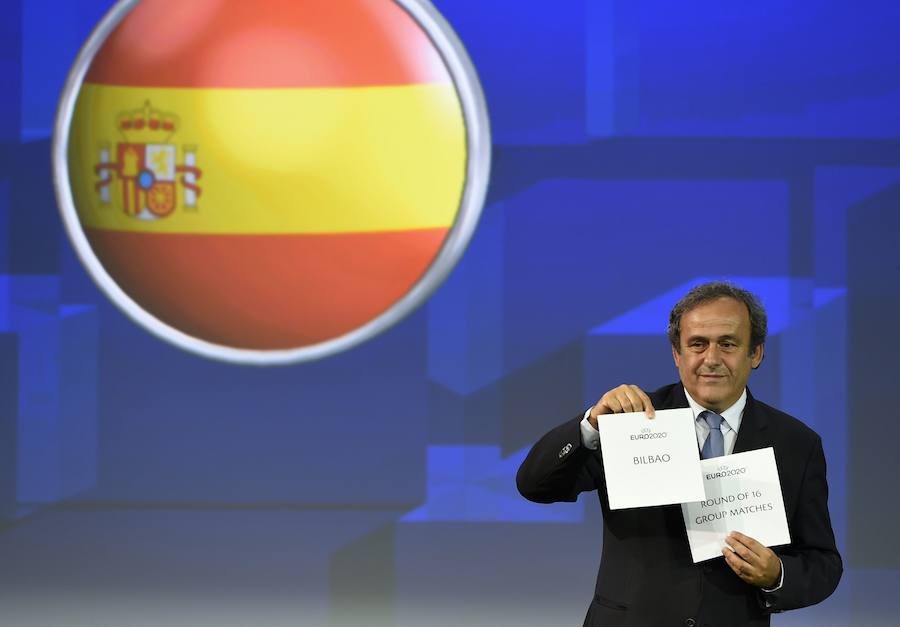 Platini muestra la cartulina con el nombre de Bilbao, una de las 16 sedes de la fase de grupos de la Eurocopa de fútbol 2020.