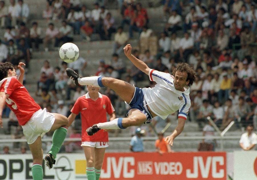 Platini remata en un partido frente a Hungría en un encuentro del Mundial de 1986