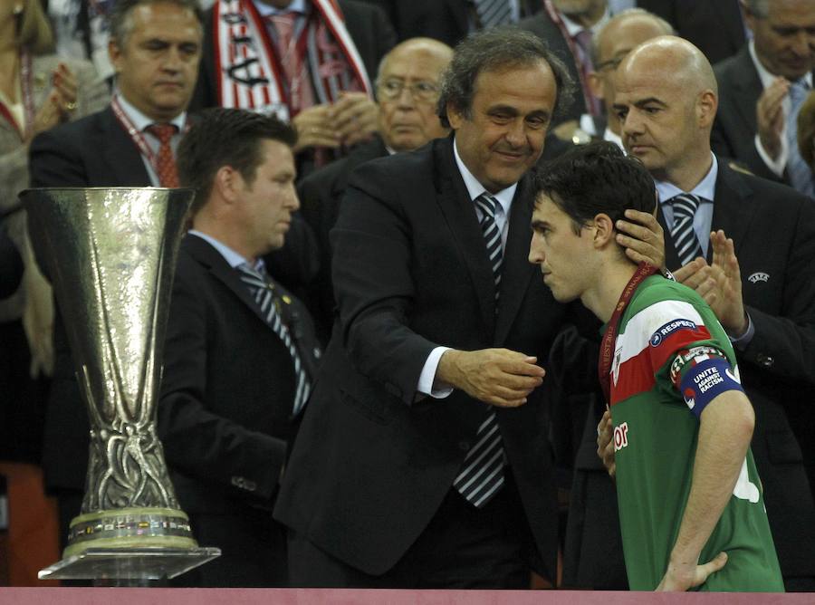 Platini, presidente de la UEFA, consuela a Andoni Iraola, capital del Athletic de Bilbao, al entregar al equipo las medallas de subcampeones de la Europa League, en Bucarest, en 2012.