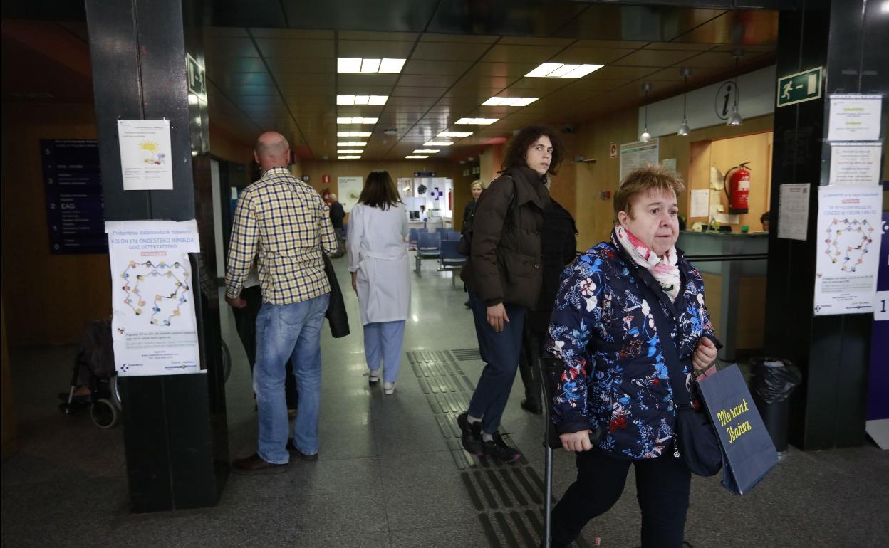 Pacientes en el centro de salud de Olaguibel, durante la jornada de huelga de Atencion Primaria