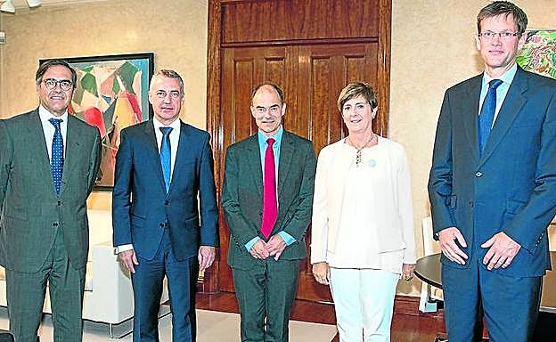 Ignacio Mataix (izquierda), junto al lehendakari Urkullu, la consejera Tapia y los ejecutivos de Rolls-Royce en un encuentro en 2016.