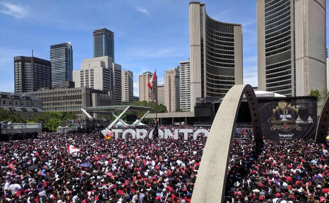 Miles de aficionados, durante la fiesta de los Raptors en la Plaza Nathan Phillips. 