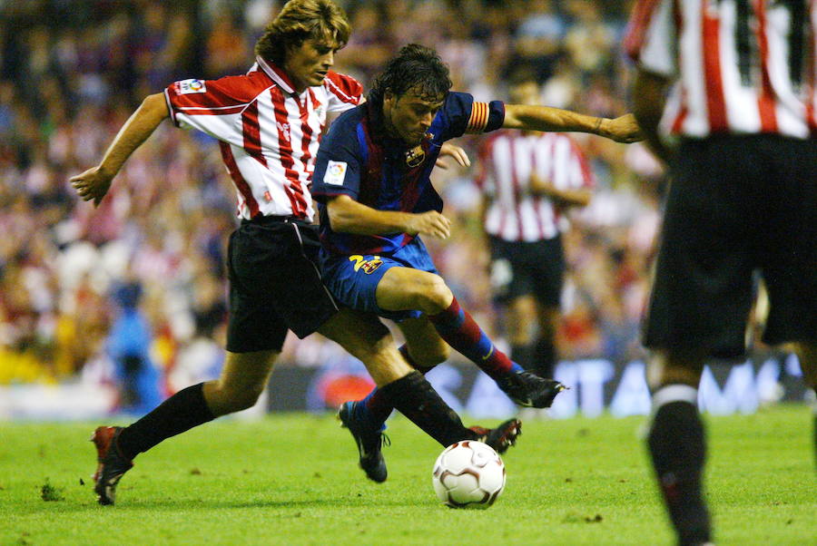 Luis Enrique lucha contra Julen Guerrero por hacerse con el balón.