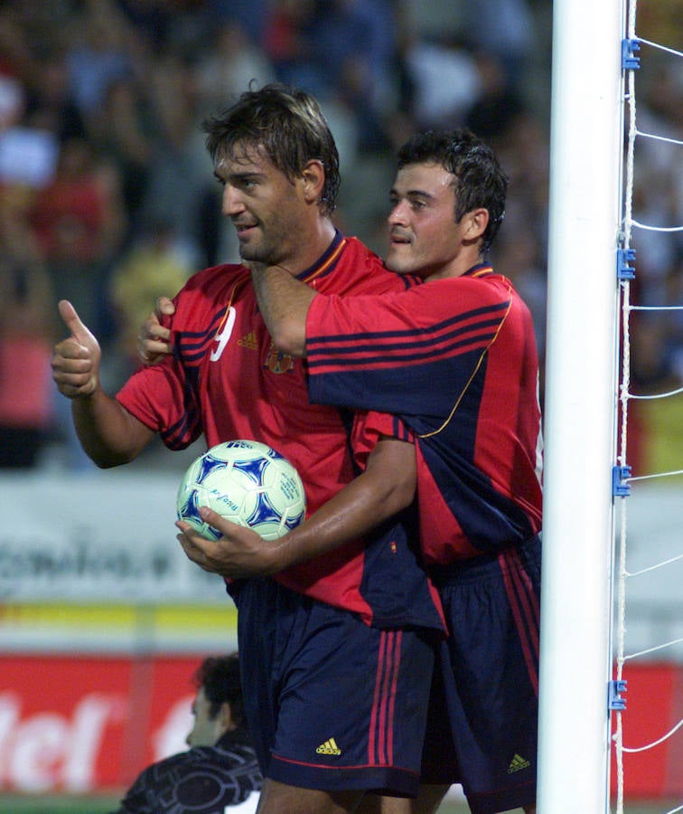 Luis Enrique felicita a Urzaiz por un tanto ante Chipre cuando ambos coincidieron en la selección.