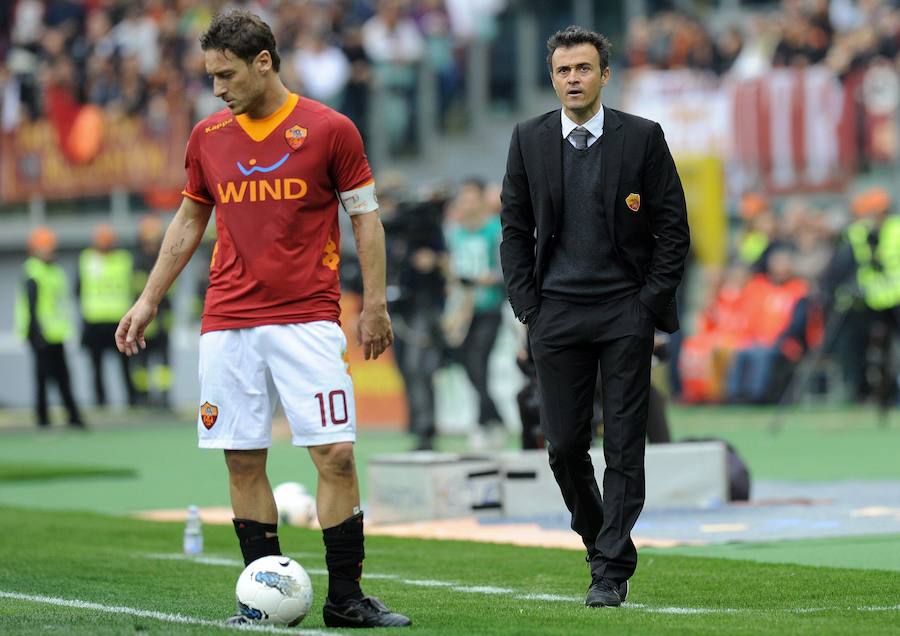 El técnico asturiano junto a Francesco Totti cuando entrenaba al AS Roma.