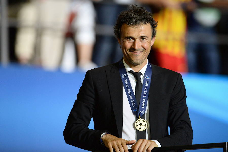 Luis Enrique sonriente con su medalla de la Champions que el Barça ganó a la Juventus. El partido se jugó en 2015 en Berlín.