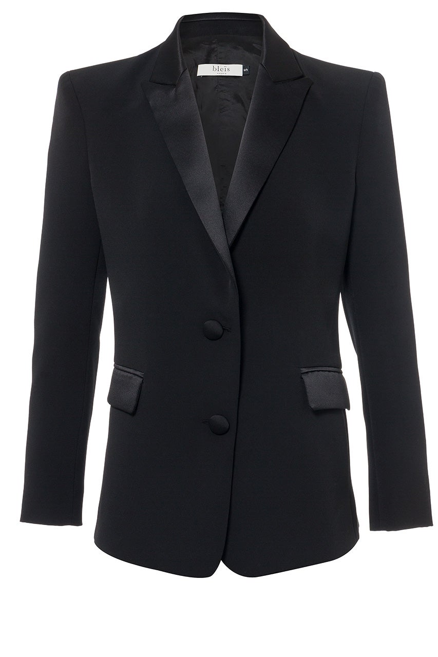 Blazer negro con solapas y bolsillos satinados, de  Bleis Madrid  (375 euros)