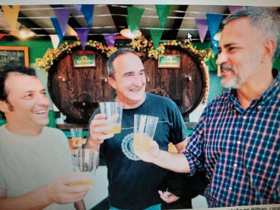 De izquierda a derecha, Mikel Álvarez, Raúl Fernández y Agustín López brindan por la montaña en Bilbao en una imagen de 2008./ BORJA AGUDO