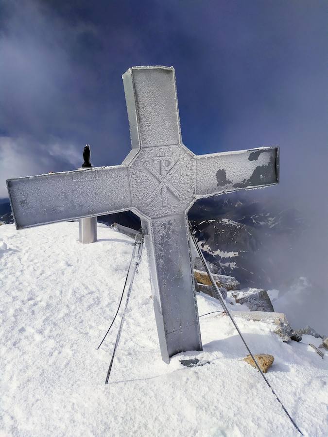 La famosa cruz que corona la montaña.