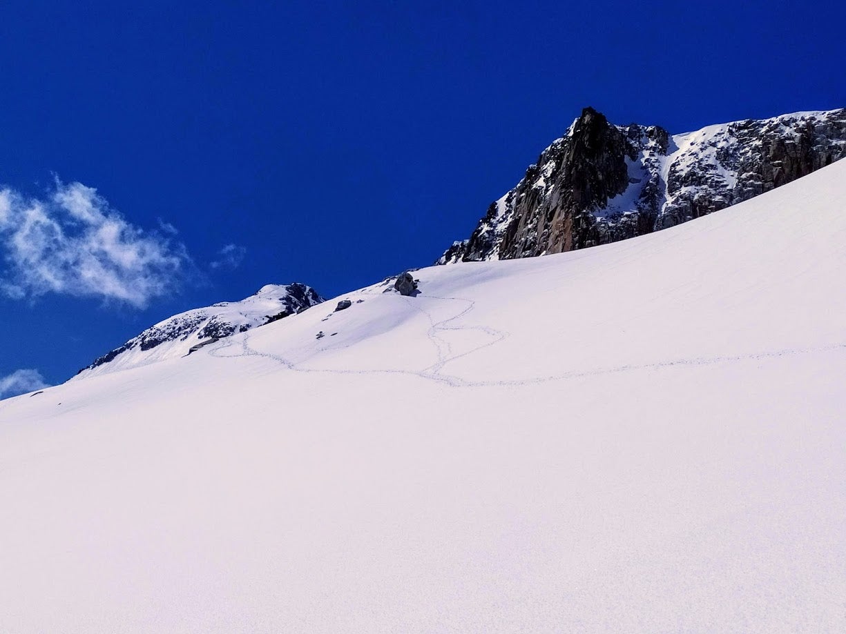 Vista de la antecima, al fondo, desde el glaciar.