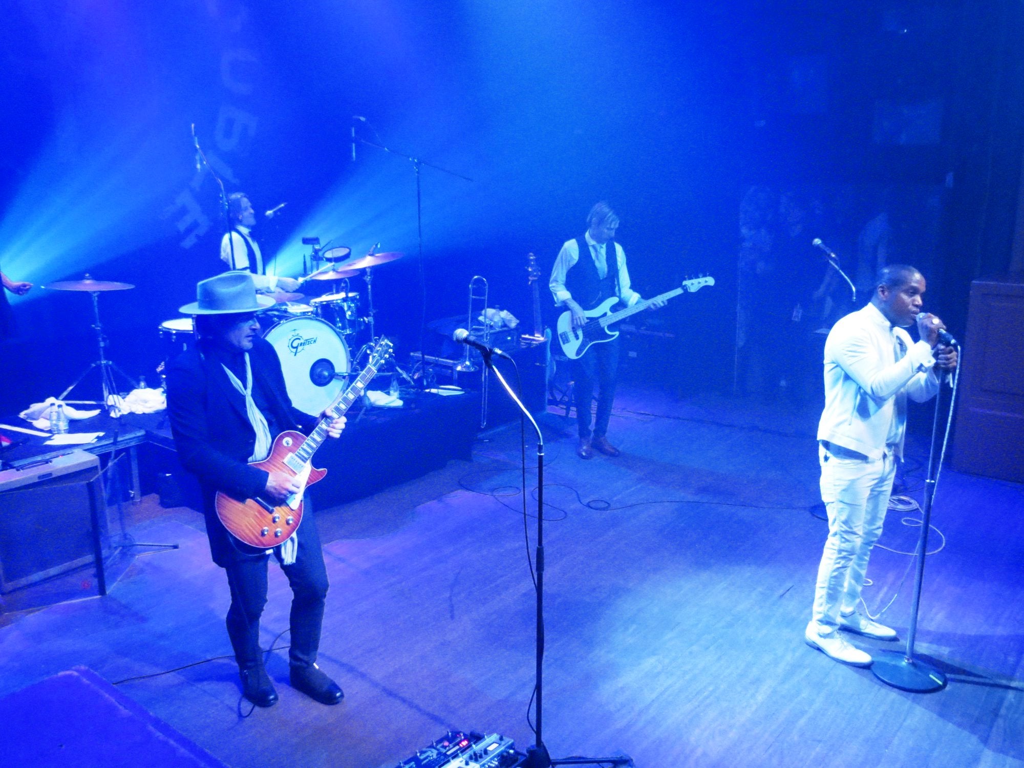 Ty Taylor y sus tres escuderos vestidos de tahúr.