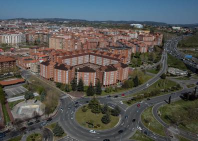 Imagen secundaria 1 - Distintas vistas del despacho, desde donde «a veces se puede llegar a ver el mar».