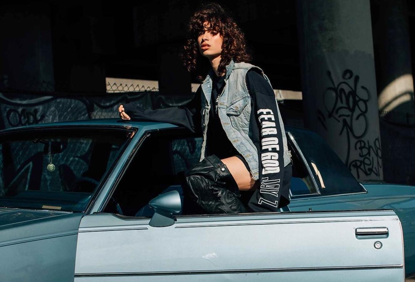 Los rizos 'agitados' son la seña de identidad de esta joven de 22 años que ha protagonizado 'shootings' para Vogue y ha desfilado para firmas como Saint Laurent y Tom Ford