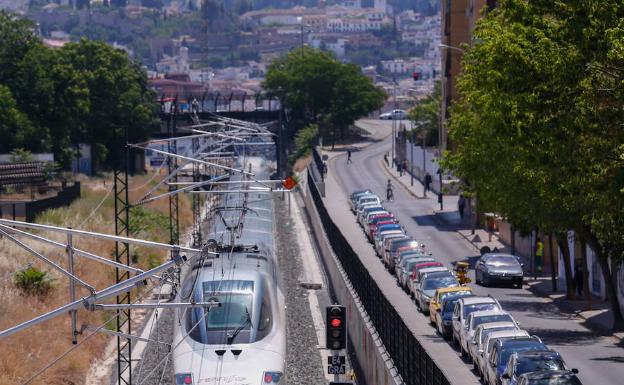 Un tren AVE entra en el casco urbano de Granada. 