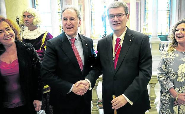 Alfonso Gil (PSE) y Juan Mari Aburto (PNV), durante la constitución del Ayuntamiento.