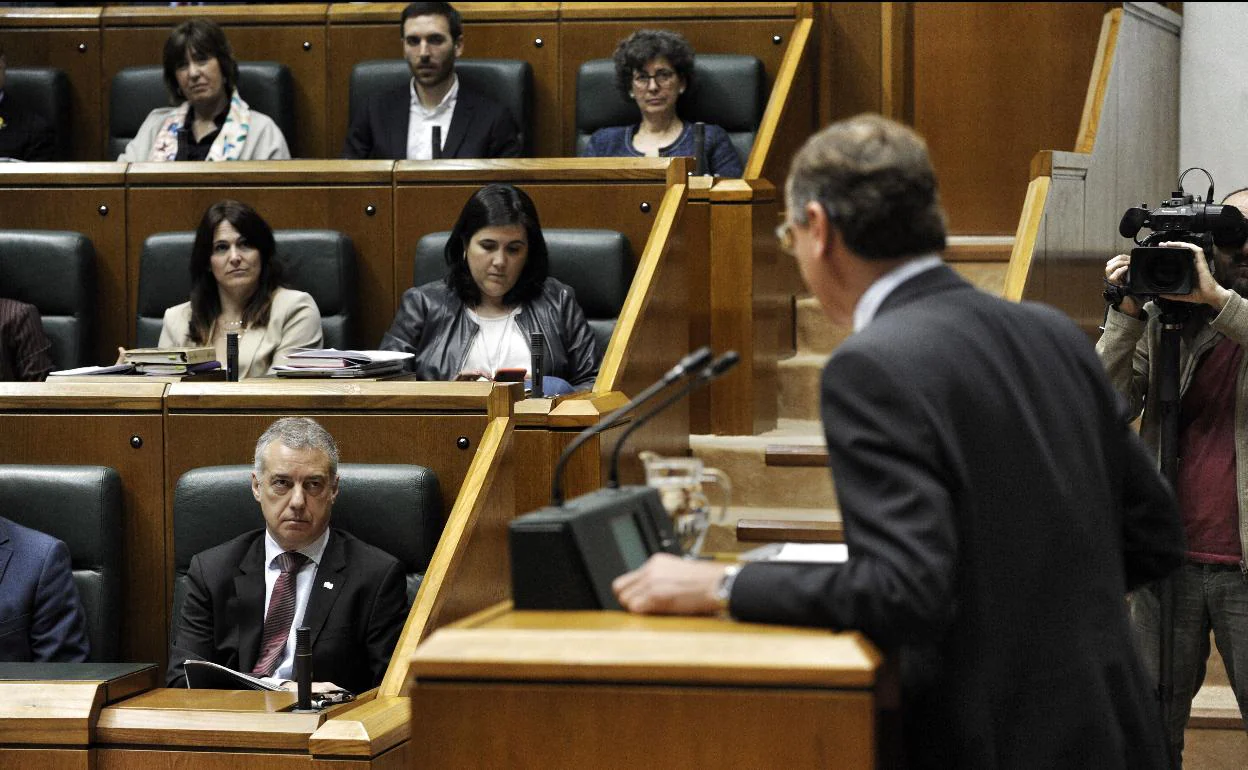 Alfonso Alonso (PP) se dirige el lehendakari Iñigo Urkullu, durante un pleno del parlamento vasco