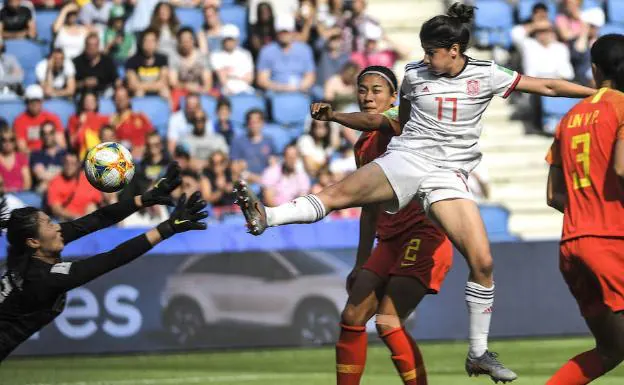 Lucía García remata un centro en el partido contra China. 