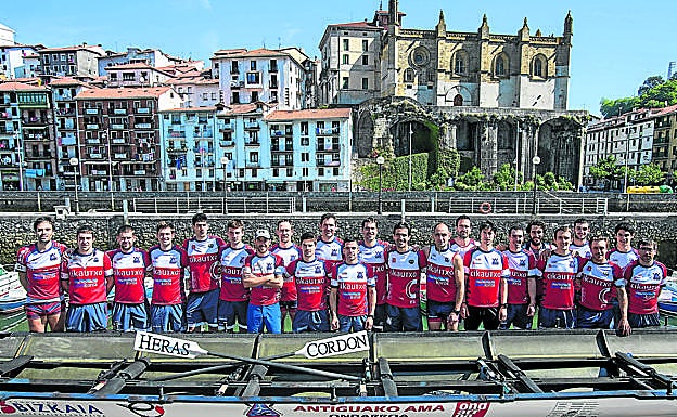 La paltilla de Ondarroa frente a la 'Antiguako Ama' antes de disputar ante su público uno de los últimos test de la pretemporada.