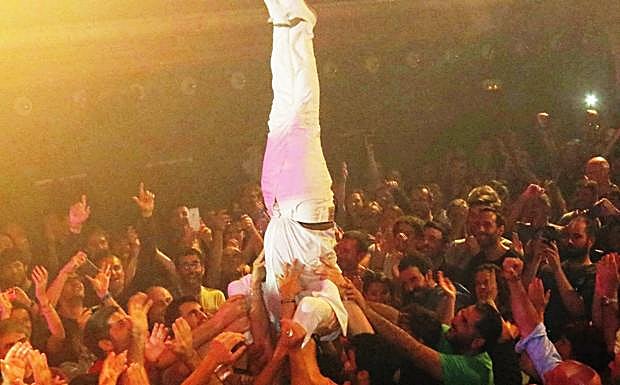 Ty haciendo el pino sobre la masa