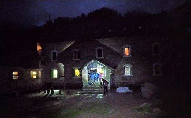 Imagen principal - El refugio de la Renclusa a las 5.15 de la mañana. A continuación, los primeros montañeros en salir hacia la cima. Finalmente, última señal que indica la ruta hacia la cima.