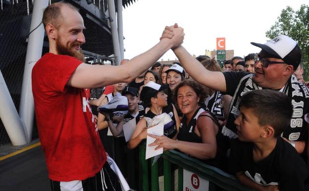 Schreiner saluda a la afición del BIlbao Basket tras el ascenso.