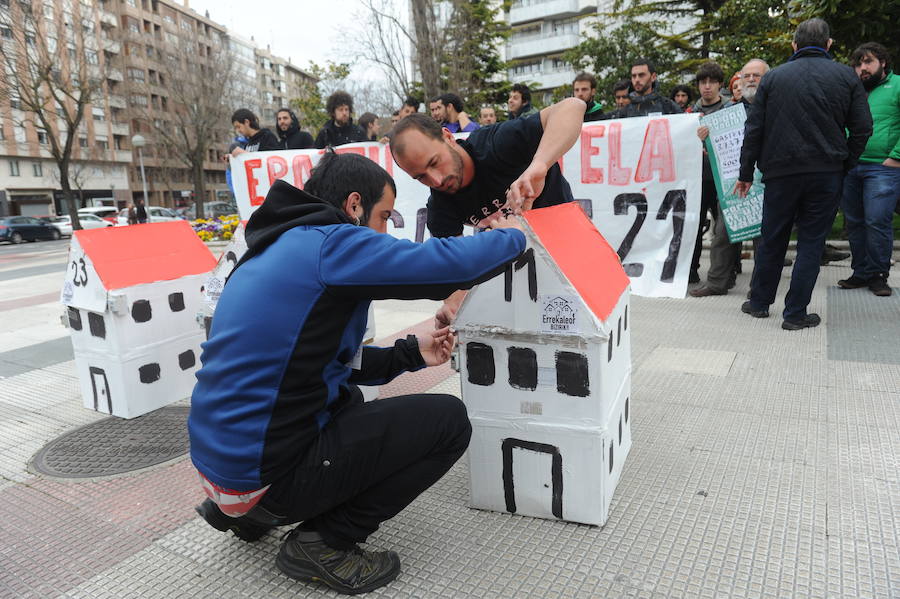 Okupas de Errekaleor protestan por el juicio a varios compañeros (2015).