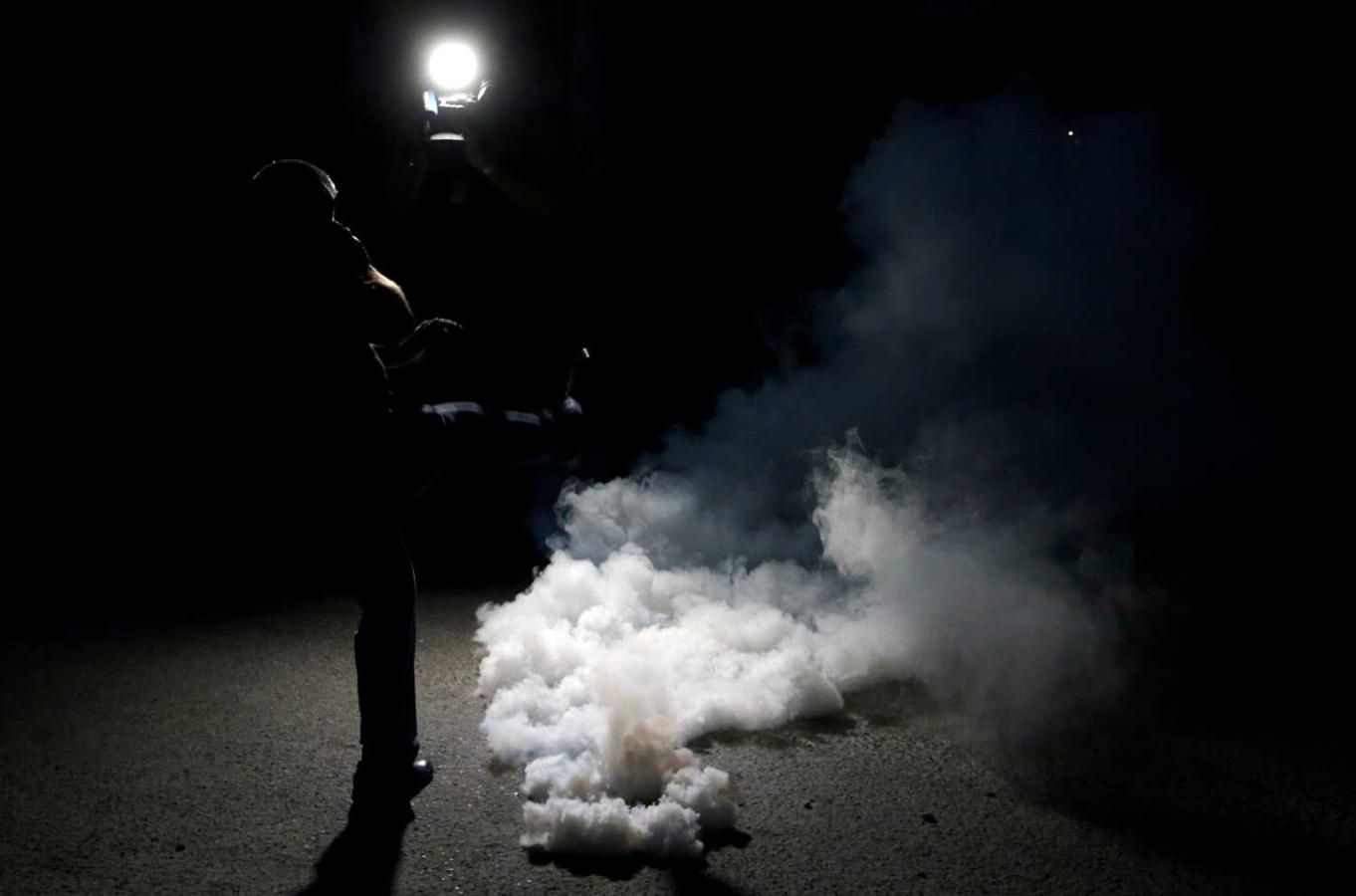 Un manifestante ante una nube de gas lacrimógeno durante una protesta en Kavaja, Albania
