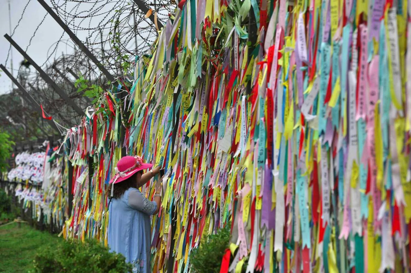 Un visitante observa las cintas que desean la paz y la reunificación de las dos Coreas en el parque Imjingak, cerca de la zona desmilitarizada (DMZ) que divide Corea del Sur y Corea del Norte en Paju