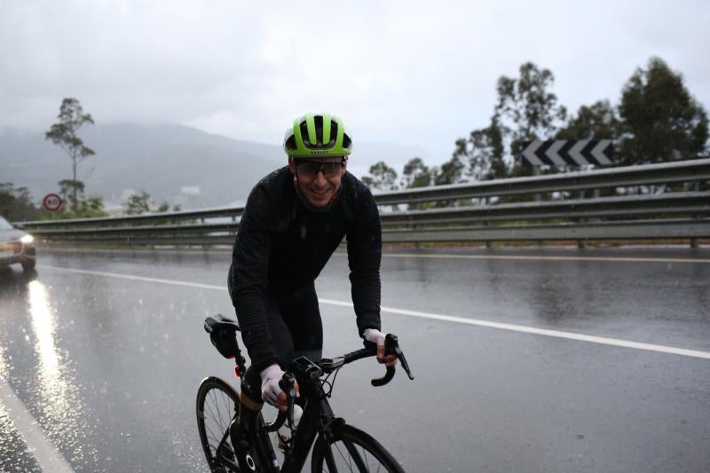 El ciclista vizcaíno, a su paso por San Juan de Gaztelugatxe. 