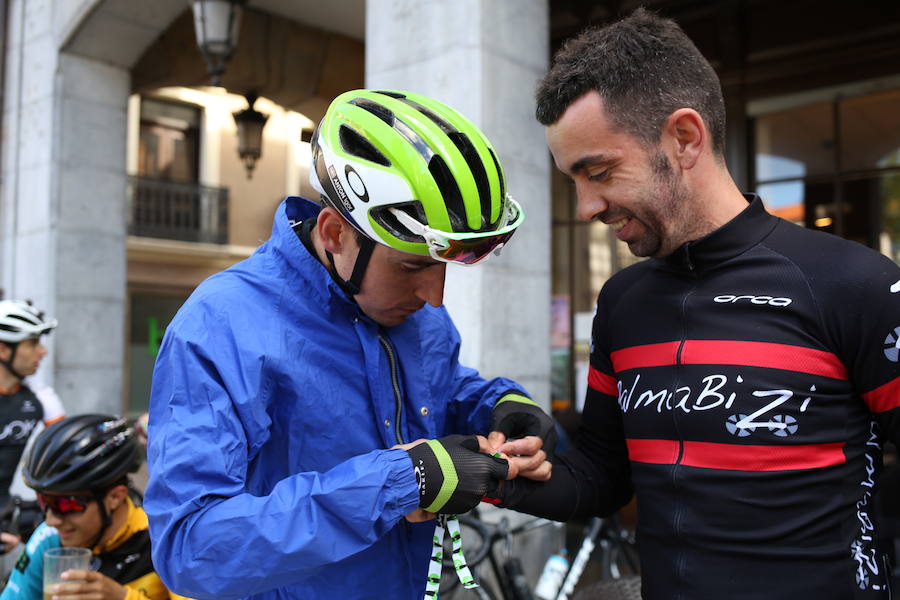 El ciclista de Galdakao coloca una pulsera a un ciclista.