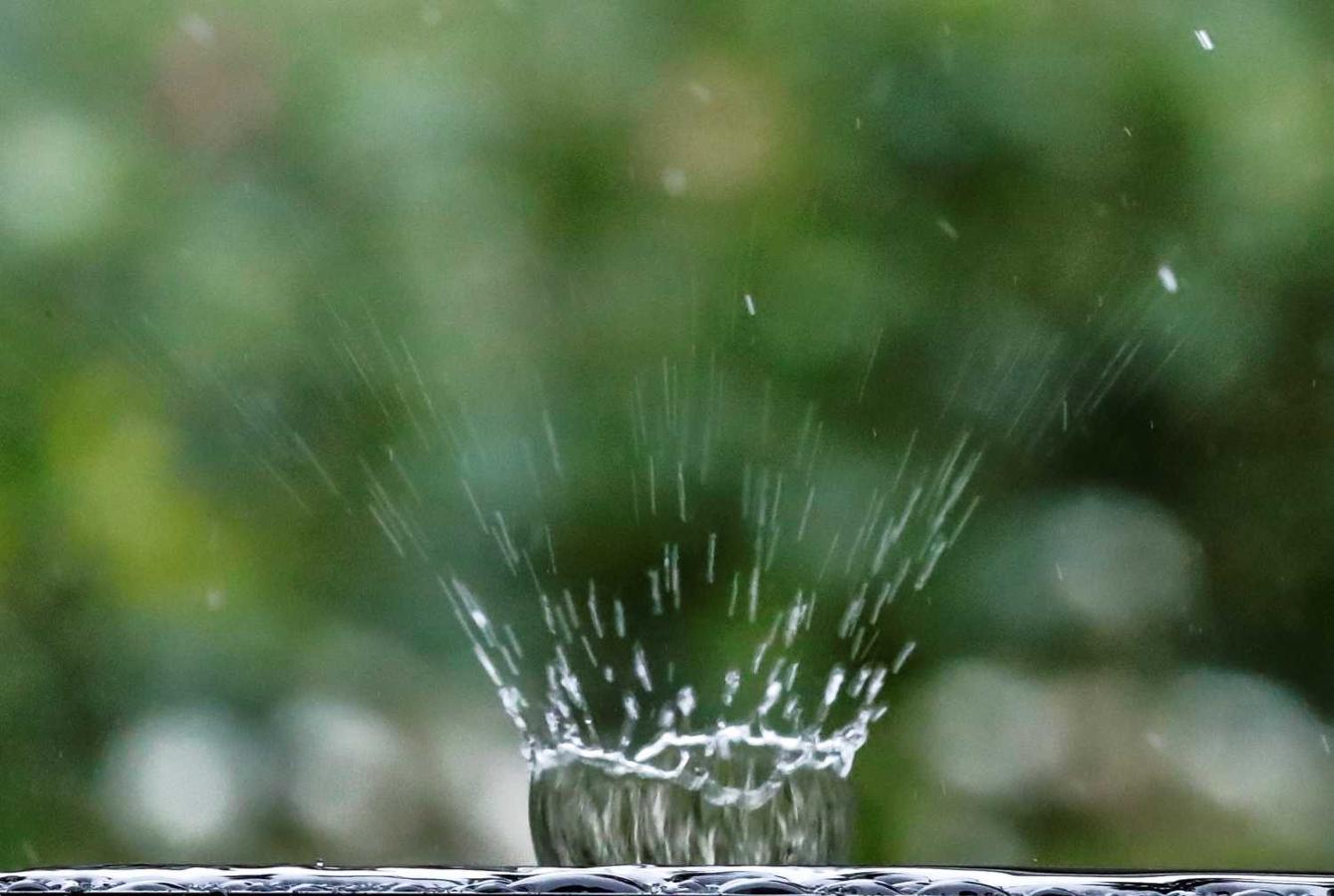 Una gota de lluvia cae sobre una barandilla en San Sebastián