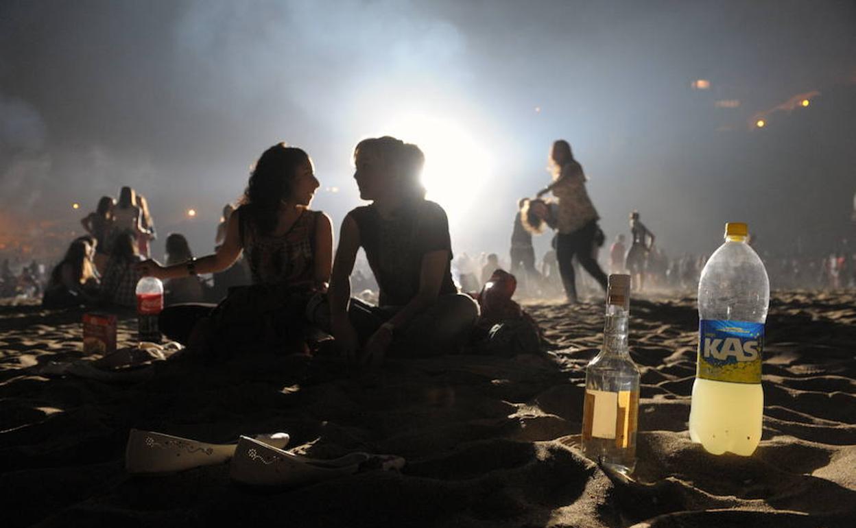 Imagen de archivo de un botellón celebrado en la noche de San Juan en la playa de Arrigunaga. 