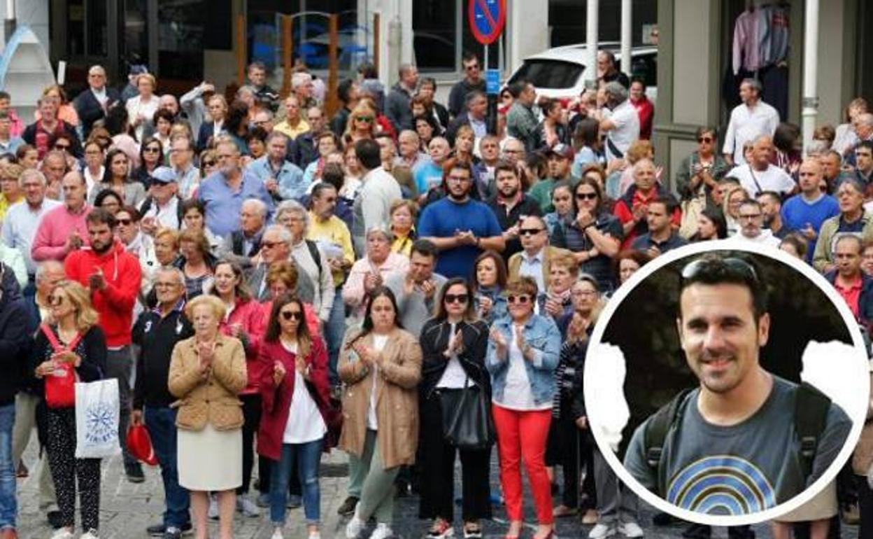 Concentración en Cudillero por la muerte de David Carragal. Abajo a la derecha, su foto.