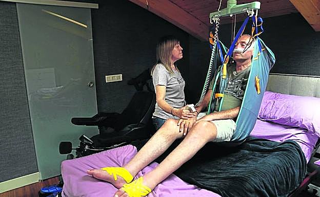 Atención las 24 horas. La dependencia de Pablo Olmos ha llevado a su mujer, Conchi, a afrontar cada día una labor titánica. La grúa para levantarlo de la cama, el aseo, desplazarlo por la casa y su alimentación son tareas en apariencia sencillas que para ellos suponen un desafío. 