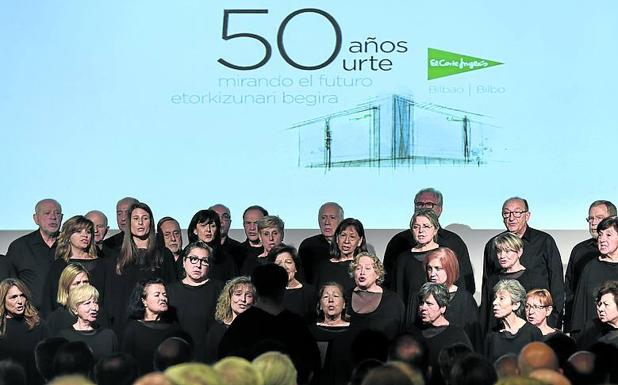 La Coral de San Antonio de Iralabarri intervino durante el acto.