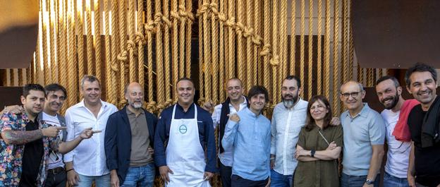 Diego Gallegos (Sollo), José Carlos García (Málaga), José Álvarez (La Costa, El Egido), Moreno Cedroni (La Madonnina del Pescatore), Ángel León (Aponiente), Pino Cuttaia (Madia, Sicilia), Sergio Bastard (La Casona del Judío, Santander), Rafa Zafra (Estimar, Barcelona), Esther Manzano (La Salgar, Asturias), Paco Pérez (Miramar, Llançá) y Javier Olleros, a la entrada del tres estrellas Aponiente en El Puerto de Santa María. 