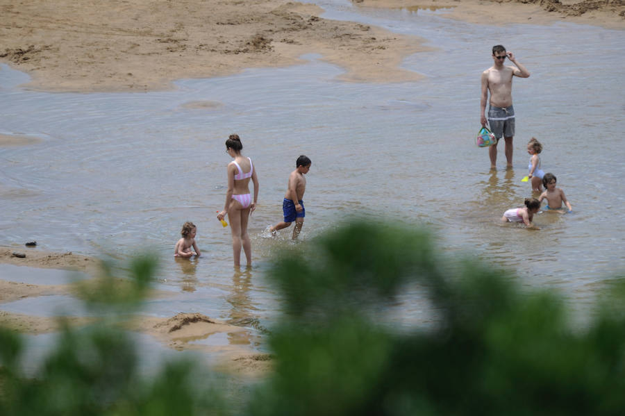Fotos: Jornada de playa en el estreno del verano en Bizkaia