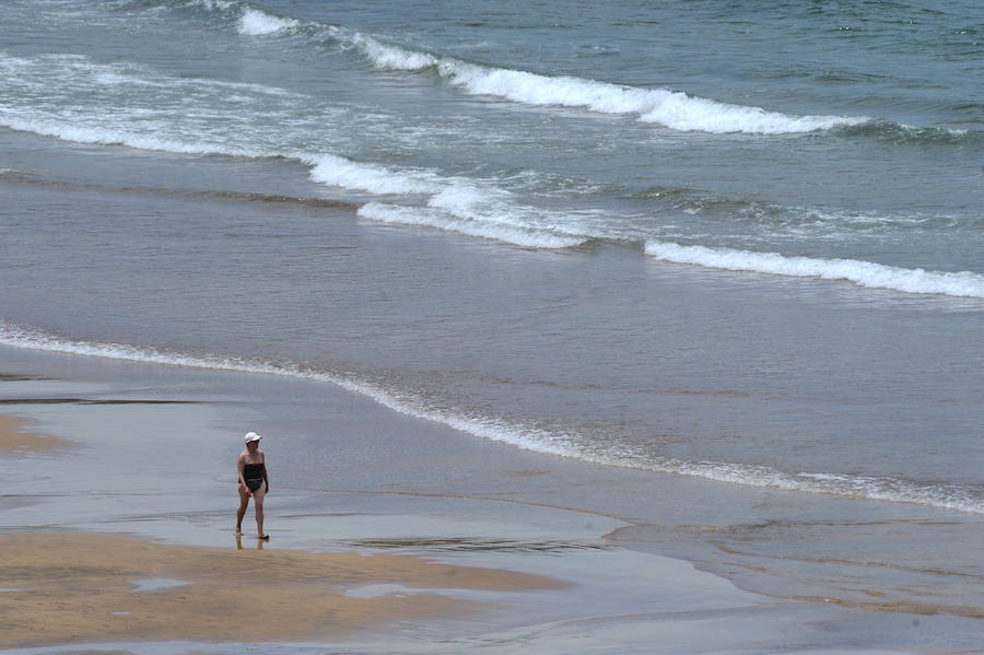 Fotos: Jornada de playa en el estreno del verano en Bizkaia