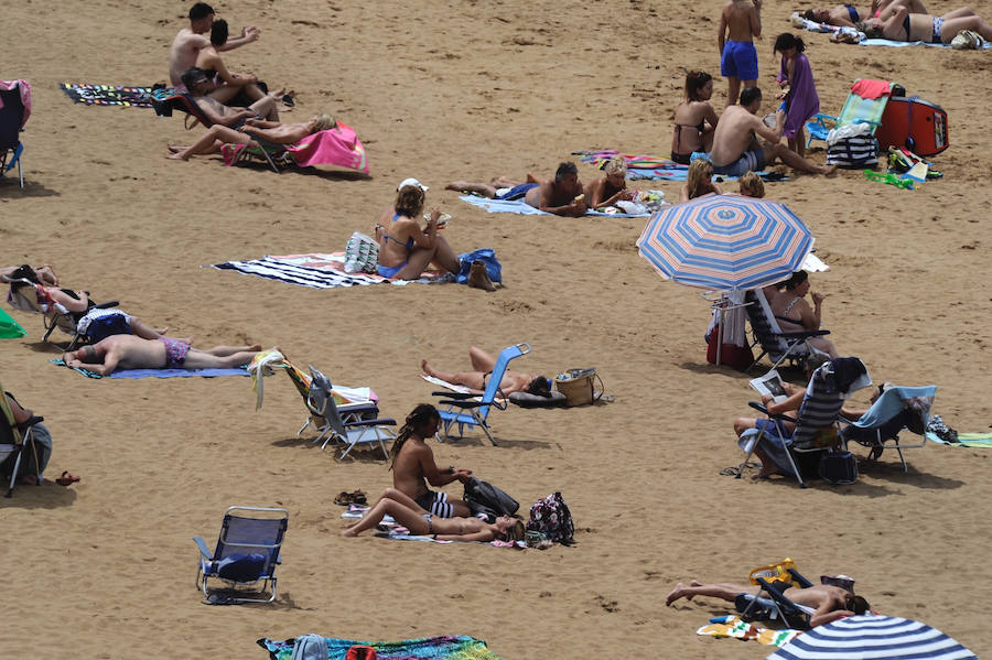 Fotos: Jornada de playa en el estreno del verano en Bizkaia