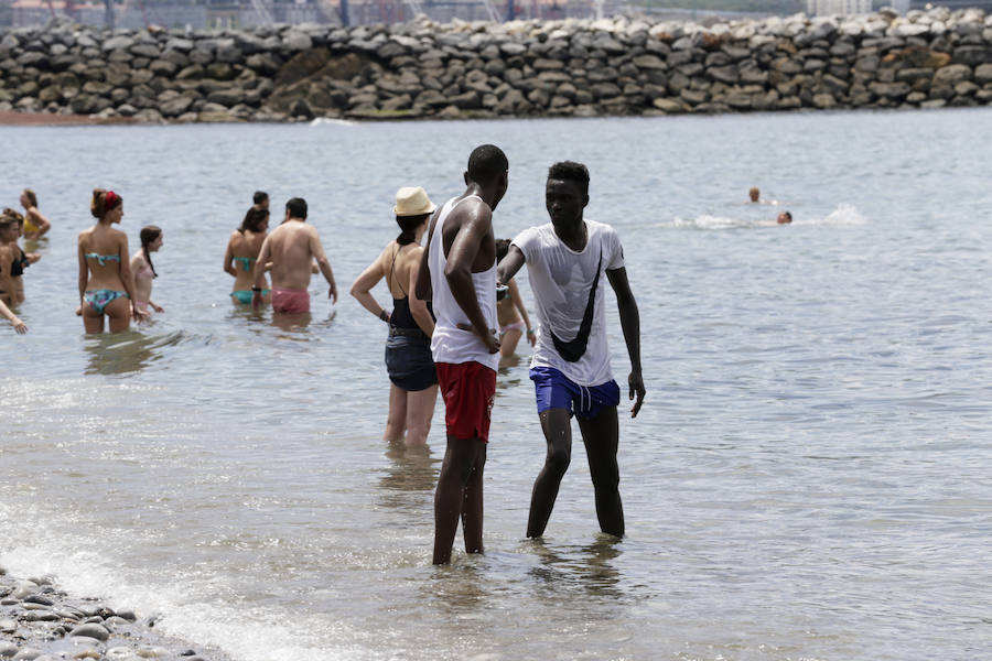 Fotos: Jornada de playa en el estreno del verano en Bizkaia