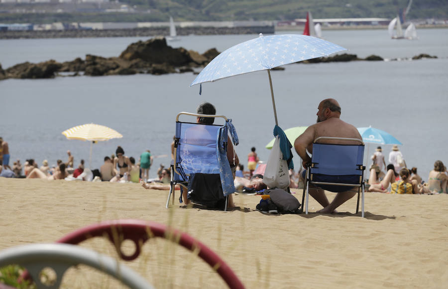 Fotos: Jornada de playa en el estreno del verano en Bizkaia